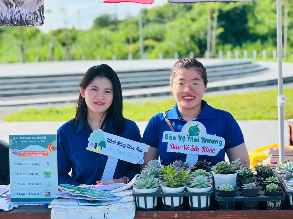 Những chậu xương rồng và túi vải là quà mà mọi người sẽ nhận khi tham gia đổi sách, đổi truyện cũ. Ảnh: Đoàn phường Cẩm Thành đoàn phường cẩm thành cung cấp (19).jpg