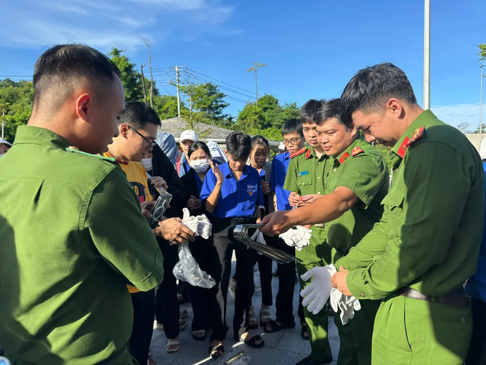 Lực lượng công an tham gia ra quân dọn rác. Ảnh: Đoàn phường Cẩm Thành đoàn phường cẩm thành cung cấp (9).jpg