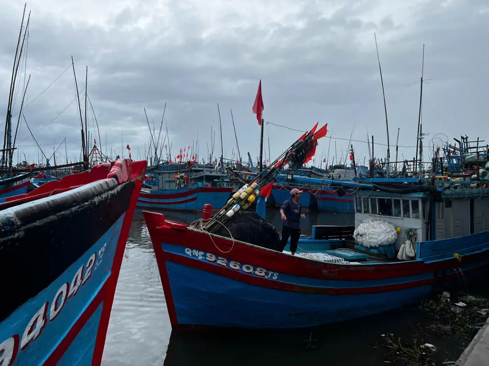 Tàu di chuyển vào chỗ neo đậu. Ảnh: NGUYỄN TRANG Tàu di chuyển vào chỗ neo đậu. Ảnh: NGUYỄN TRANG