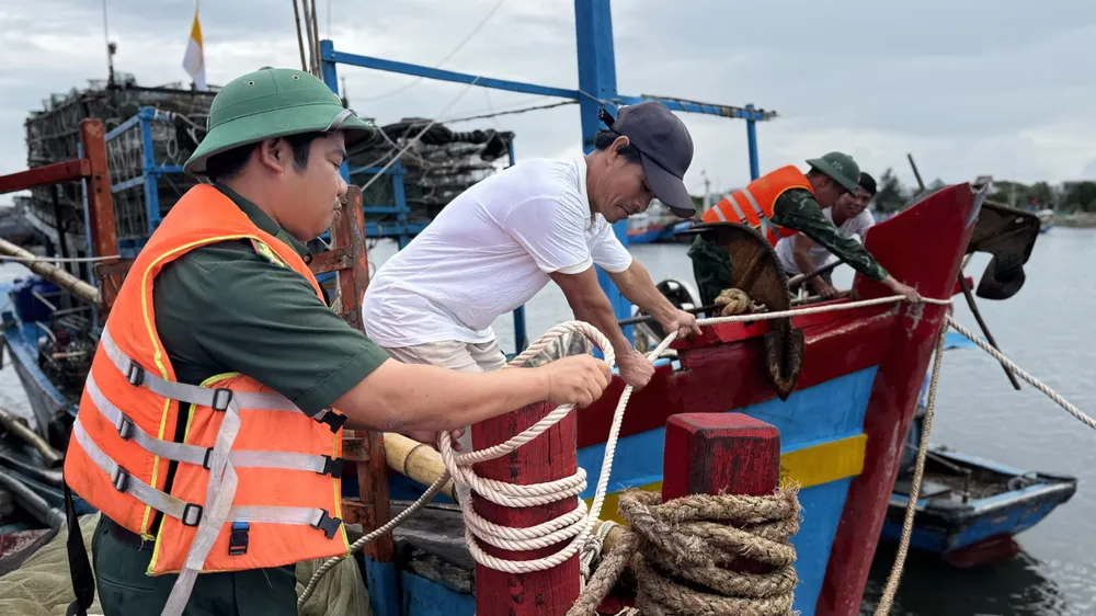 Đồn Biên phòng Lý Sơn giúp ngư dân neo đậu tàu thuyền. Ảnh: Đồn BP Lý Sơn Đồn Biên phòng Lý Sơn giúp ngư dân neo đậu tàu thuyền. Ảnh: Đồn BP Lý Sơn