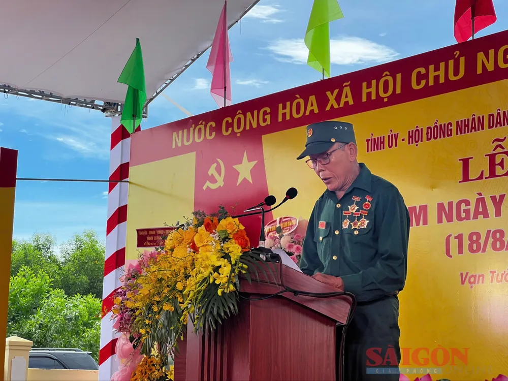 Ông Trịnh Phú Thiện, Tiểu đội phó, Tiểu đội Cối 81, Trung đoàn 1, Trung Đoàn Ba Gia, truyền lửa cho thế hệ trẻ thông qua trận chiến thắng Vạn Tường. Ảnh: NGUYỄN TRANG cựu chiến binh