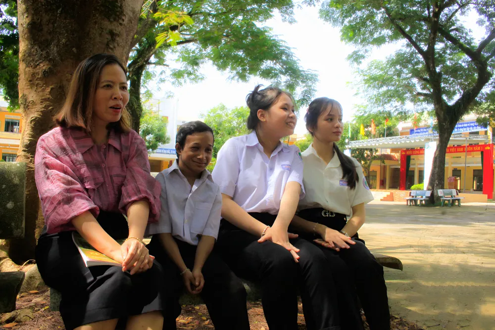 Cô Đinh Thị Thu Hà nhớ lại cảm xúc lần đầu gặp Khít. Ảnh: NGUYỄN TRANG câu bé (11).jpg