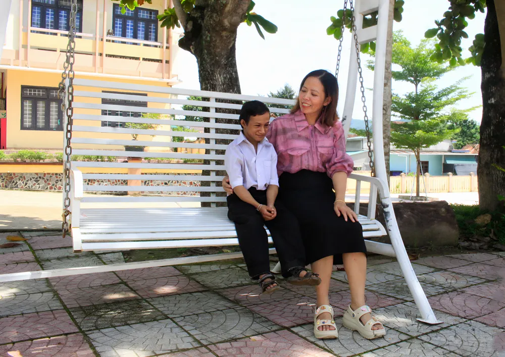Thầy cô giáo Trường THPT Sơn Hà luôn động viên em Khít cố gắng học tập chuẩn bị kỳ thi tốt nghiệp. Ảnh: NGUYỄN TRANG câu bé (2).jpg