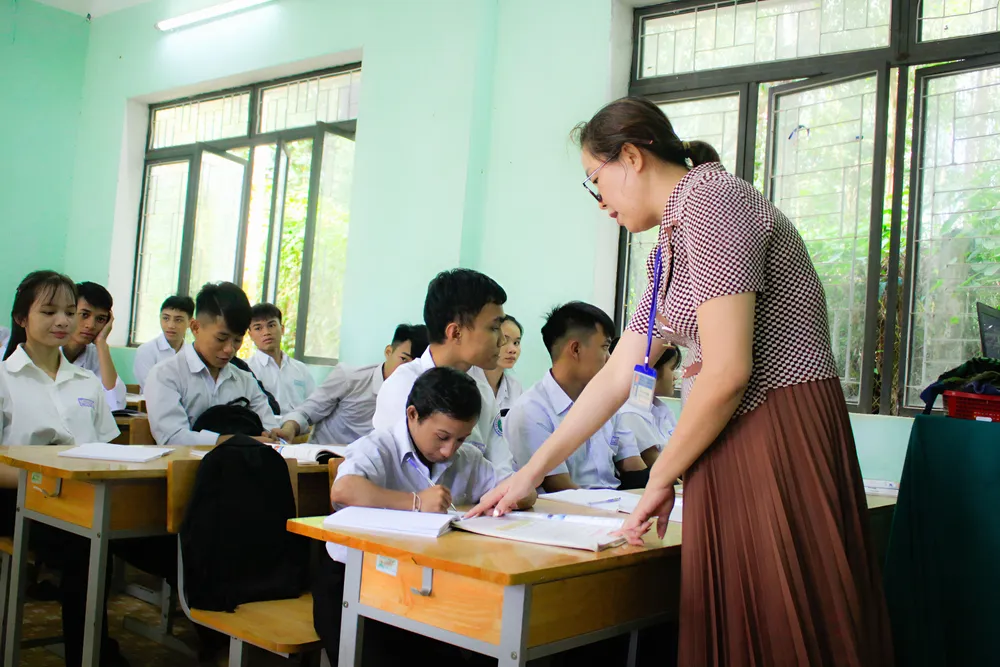 Dù đã 20 tuổi nhưng Khít vẫn như "cậu bé tí hon" với chiều cao chưa tới 1m, nặng chỉ 18kg. Ảnh: NGUYỄN TRANG câu bé (3).jpg