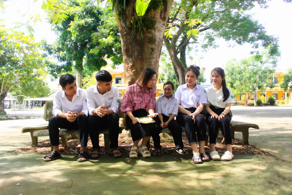 Em Khít chia sẻ về cuộc sống và những niềm vui khi được đến trường cùng cô giáo chủ nhiệm. Ảnh: NGUYỄN TRANG câu bé (5).jpg