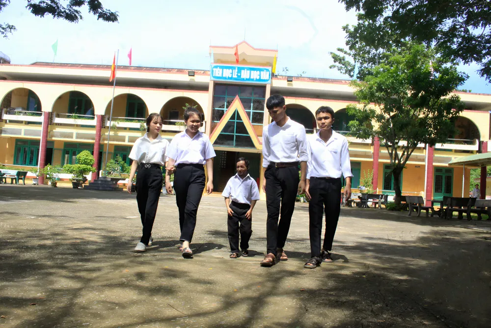 Khít chơi cùng với các bạn trong lớp. Ảnh: NGUYỄN TRANG câu bé (7).jpg