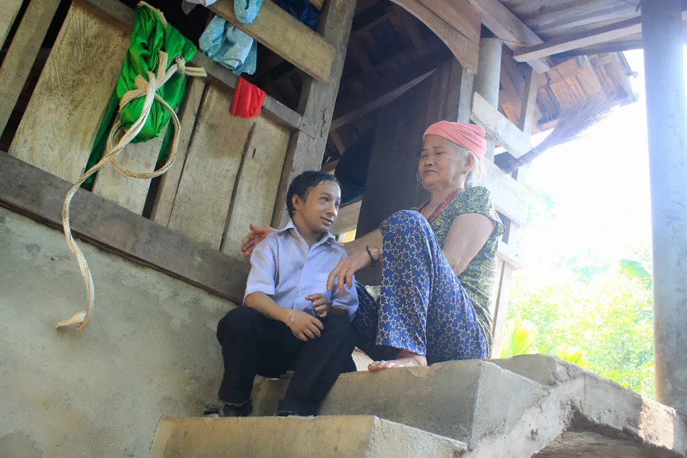 Bà ngoại của Khít đã 80 tuổi vẫn cố gắng nuôi cháu từng ngày. Ảnh: NGUYỄN TRANG câu bé (9).jpg