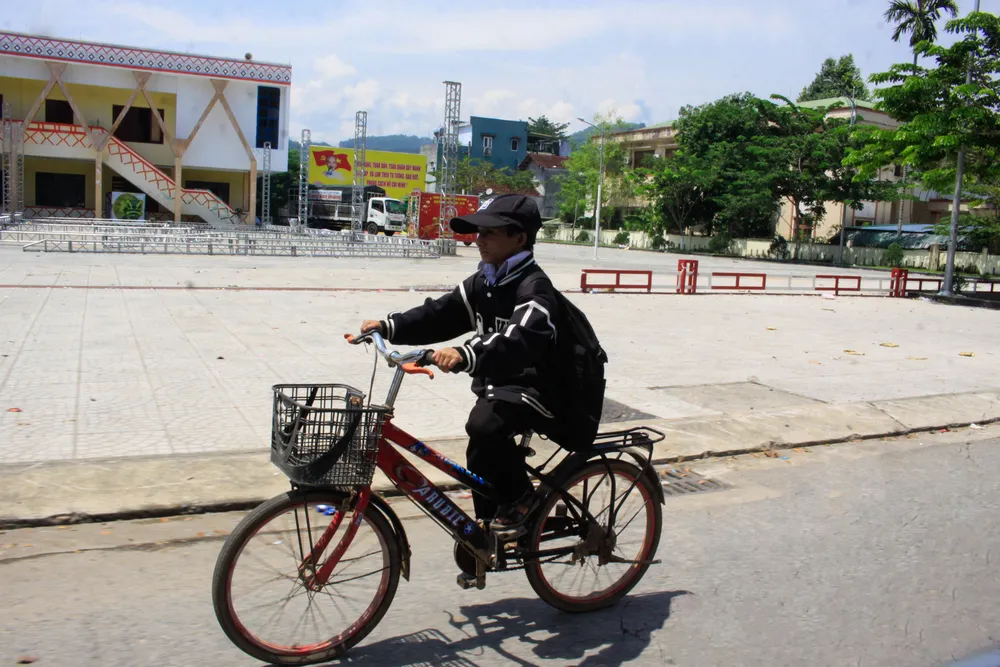 Sau giờ học, Khít đạp chiếc xe đạp nhỏ về nhà. Ảnh: NGUYỄN TRANG ti hon 19 (1 of 1).jpg