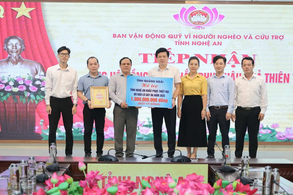 Tỉnh Quảng Ngãi trao 1 tỷ đồng hỗ trợ tỉnh Nghệ An 842784822612888577.jpg