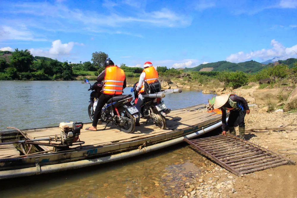 Để đảm bảo an toàn, người dân lên ghe đều được hướng dẫn mặc áo phao. Ảnh: NGUYỄN TRANG sơn hạ 5.jpg