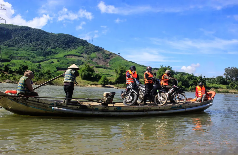 Người dân thôn Xà Nay và Chàm Rao (xã Sơn Hạ, tỉnh Quảng Ngãi) qua lại bằng đò ghe trên sông Trà Khúc. Ảnh: NGUYỄN TRANG son hạ.jpg