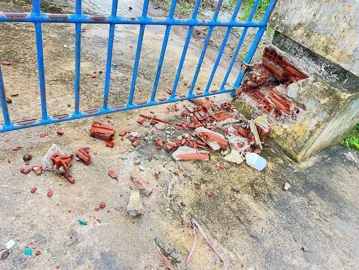 Cổng trường bị hư hỏng do sét đánh bao so 12 (4).jpg