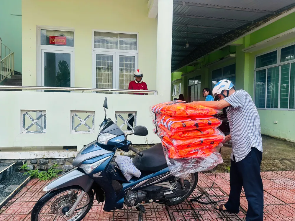 Triển khai công tác ứng phó đến từng thôn xóm áo phao