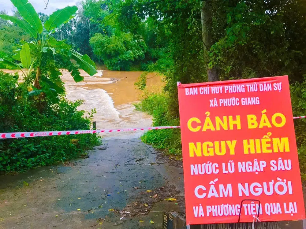 Xã Phước Giang cắm biển cảnh báo nguy hiểm tại các cầu tràn qua sông xã phước giang