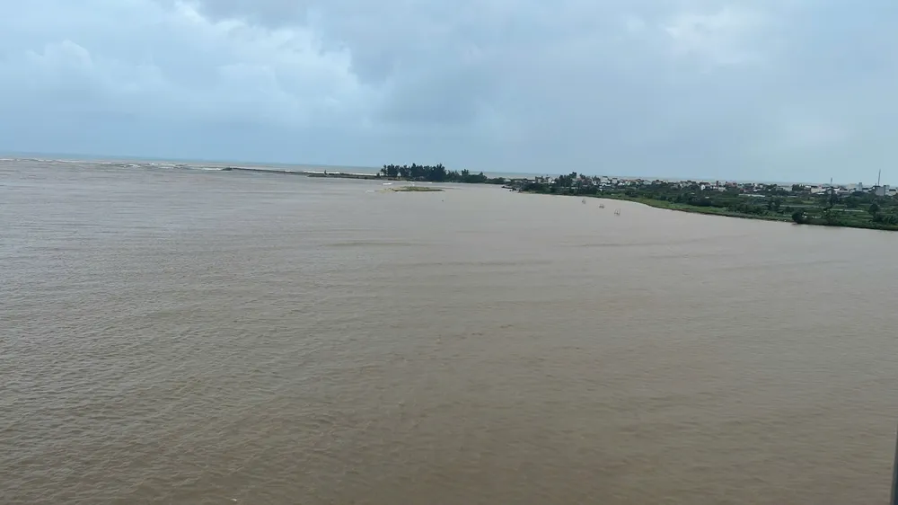 Mực nước trên sông Trà Khúc, nơi đổ ra cửa biển vào chiều ngày 21-10. Ảnh: NGUYỄN TRANG đặc khu lý sơn (5).jpg