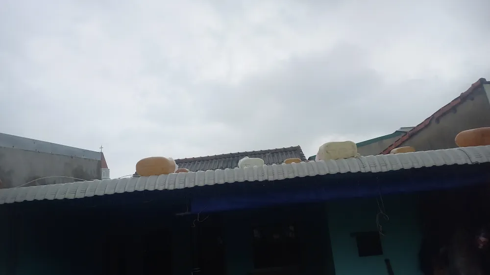 Việc chằng chống nhà cửa đã được người dân lo trước bão. Ảnh: NGUYỄN TRANG 20251022_073753.jpg