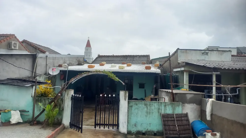Người dân thôn Phước Thiện, xã Vạn Tường, dùng can nhựa chứa nước chằng chống mái nhà. Ảnh: NGUYỄN TRANG 20251022_074325.jpg