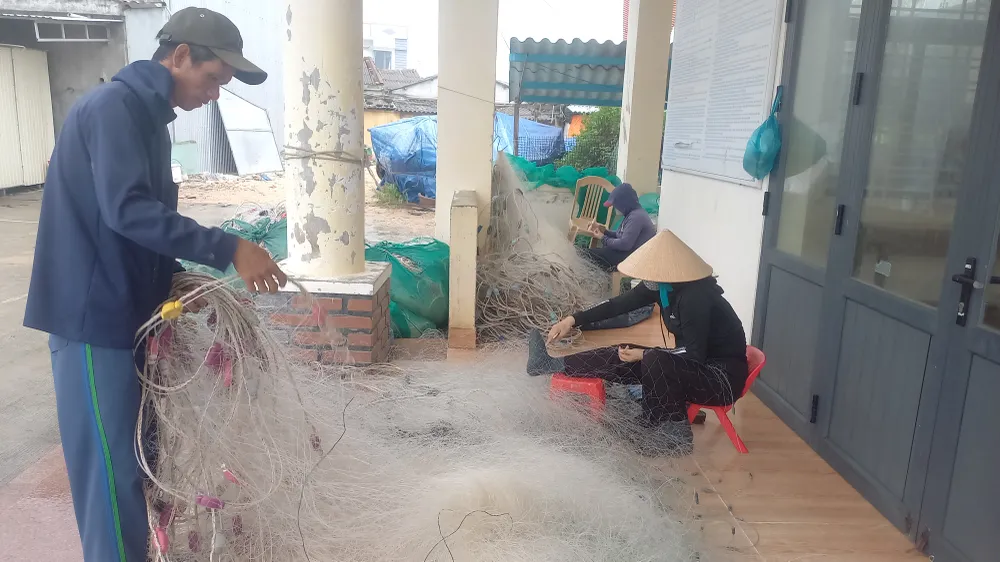 Xếp cất lưới cẩn thận để tránh thiệt hại. Ảnh: NGUYỄN TRANG 20251022_074839.jpg