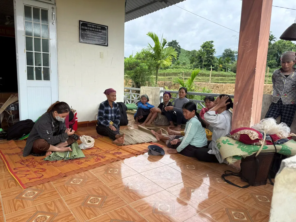 Người dân tại nhà văn hóa để tránh trú bão. Ảnh: NGUYỄN TRANG go oat (10).jpg