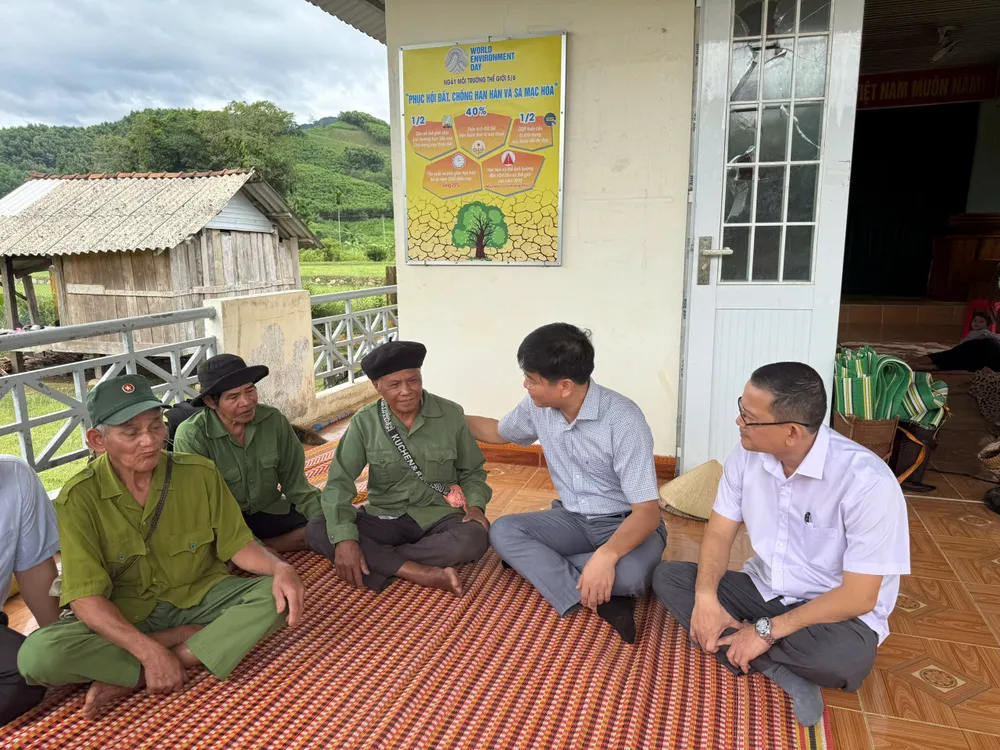 Phó Chủ tịch UBND tỉnh Quảng Ngãi Đỗ Tâm Hiển hỏi thăm người dân tại nhà văn hóa. Ảnh: NGUYỄN TRANG go oat (16).jpg
