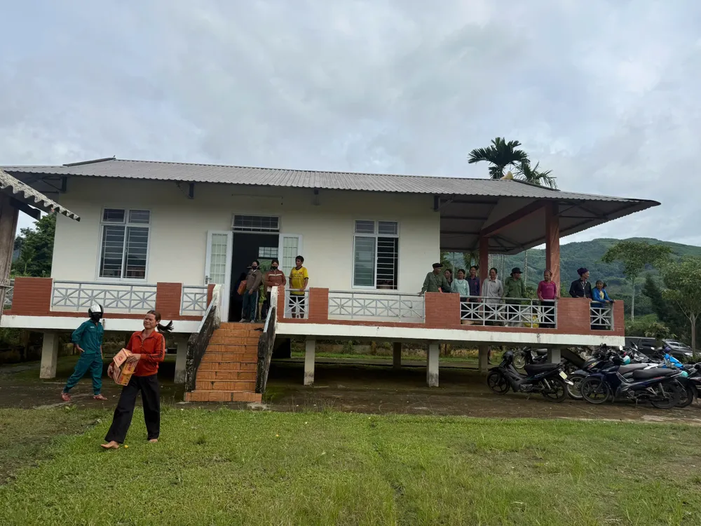 Người dân nhẹ nhõm hơn di dời đến nhà văn hóa thôn Ba Lang, xã Ba Vinh. Ảnh: NGUYỄN TRANG go oat (17).jpg