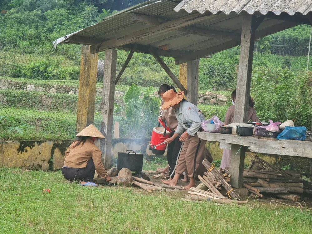 Bếp lửa dưới nhà văn hóa thôn. Ảnh: NGUYỄN TRANG go oat (6).jpg