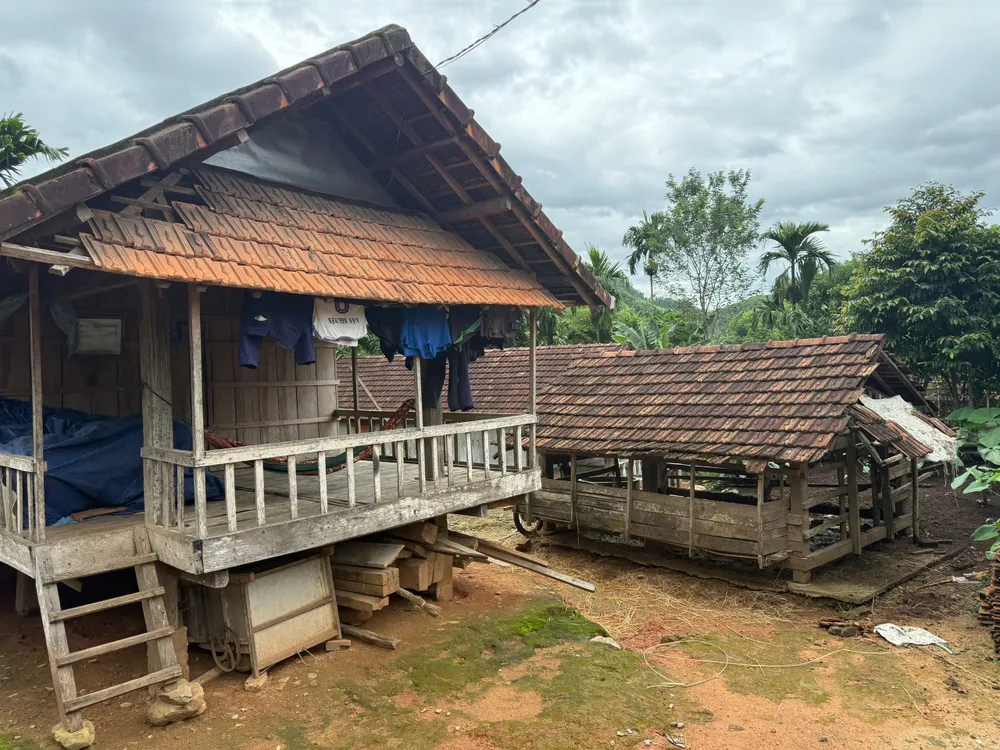 Những ngôi nhà của người dân thôn Ba Lang. Ảnh: NGUYỄN TRANG go oat (8).jpg