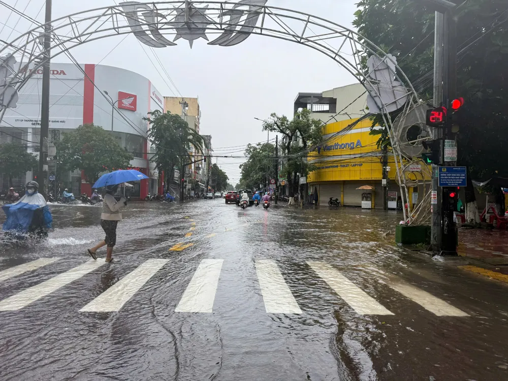 Giao lộ Quang Trung - Nguyễn Nghiêm bị ngập. Ảnh: NGUYỄN TRANG quang trung giao nguyễn nghiêm