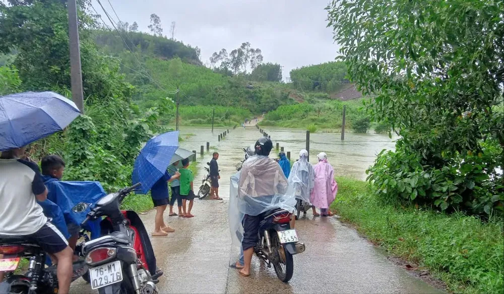 Hai đầu cầu tràn Bà Lâu thôn Bầu Sơn, xã Sơn Hạ, tỉnh Quảng Ngãi, chia cắt do mưa lớn. Ảnh: VÕ THẠCH Cầu suối Bà Lâu thôn Bầu Sơn