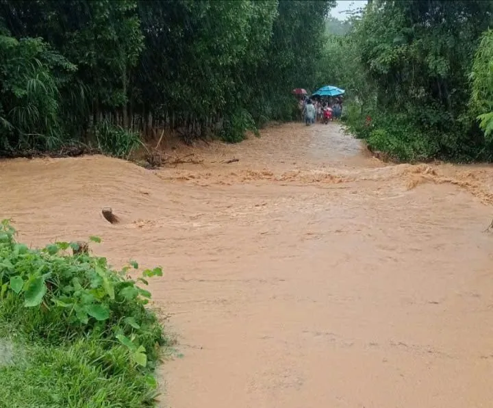 Cầu tại thôn Trường Ka, xã Sơn Hạ, lũ trên sông rất lớn. Ảnh: VÕ THẠCH Cầu Suối Quỳnh xóm Gò Deo thôn Gò Ra
