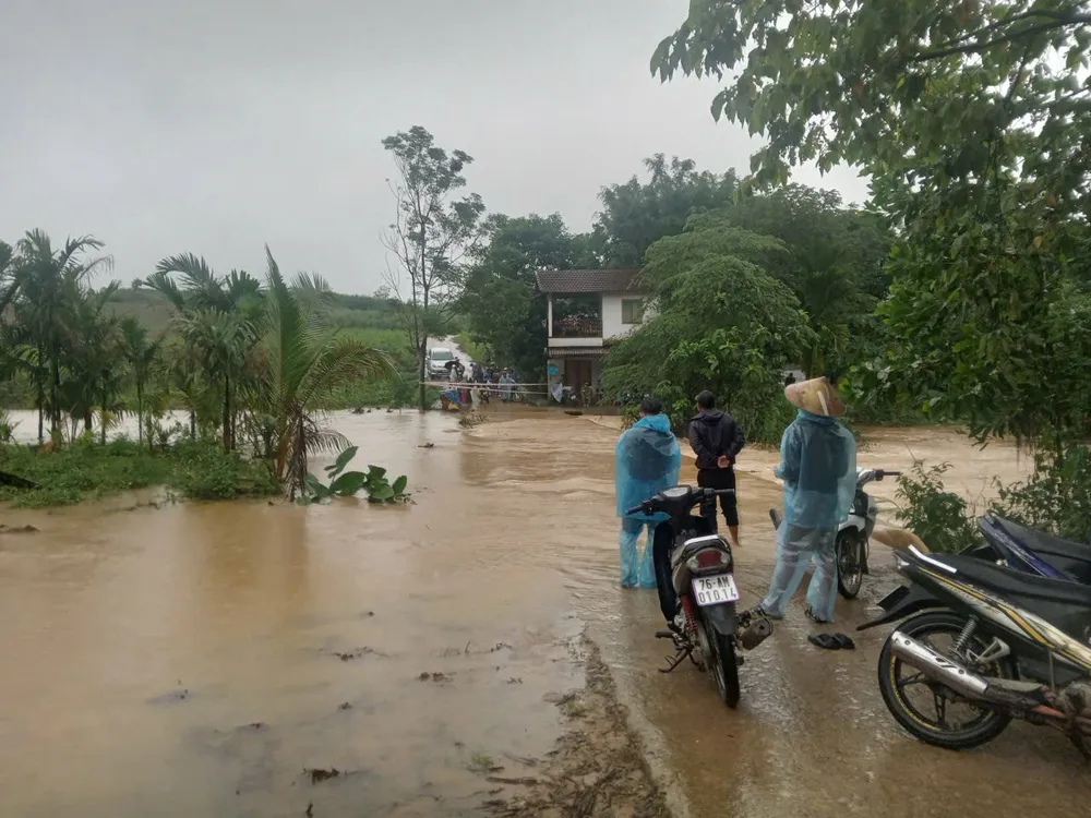 Cầu qua thôn Làng Vẹt, xã Sơn Hạ, chia cắt giao thông. Ảnh: VÕ THẠCH 7e68367133f9bea7e7e8 (1).jpg