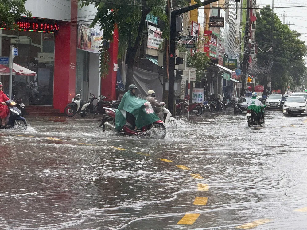 Đường Quang Trung, Nguyễn Nghiêm bị ngập. Ảnh: NGUYỄN TRANG đông quảng ngãi (1).jpg
