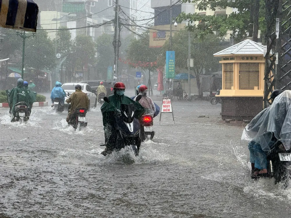 Ngã 5 Thu Lộ, phường Nghĩa Lộ, bị ngập. Ảnh: NGUYỄN TRANG đông quảng ngãi (6).jpg
