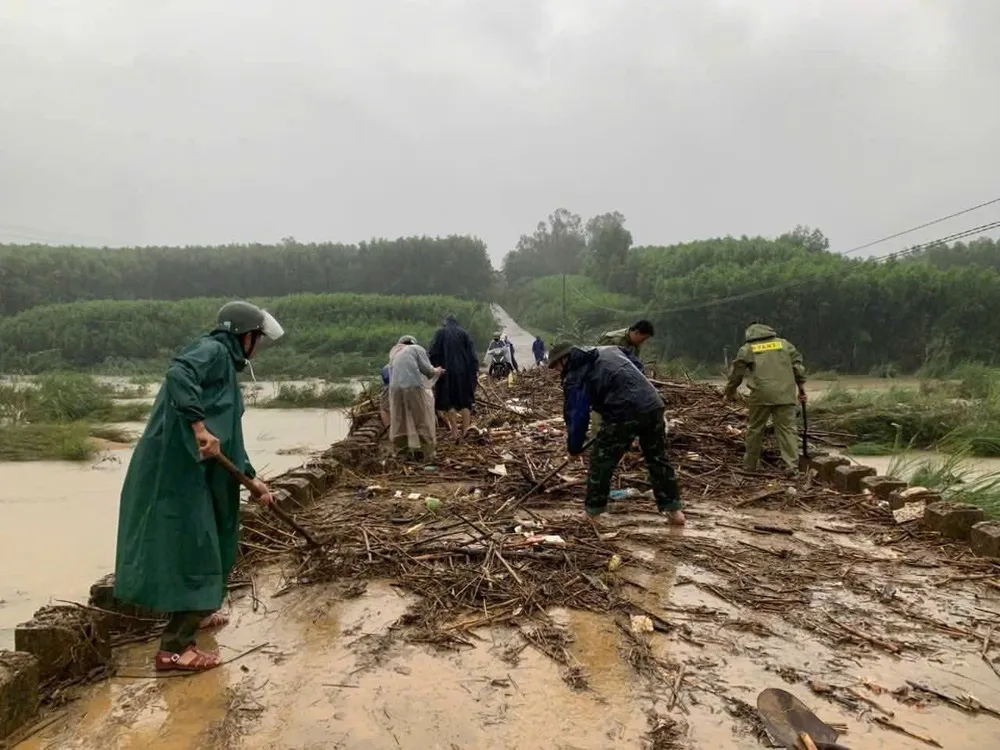 Các lực lượng ra quân dọn dẹp cây cối trên cầu Phú Giang. Ảnh: Công an xã Đông Trà Bồng Đông Trà Bồng (4).jpg