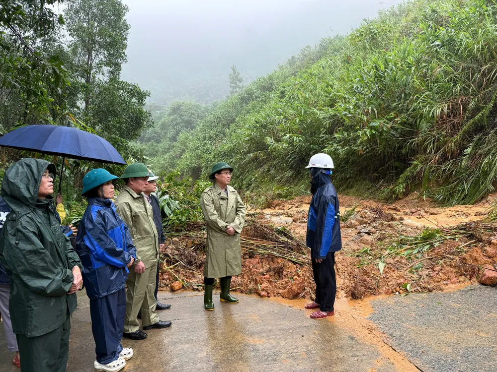 Chủ tịch UBND tỉnh Quảng Ngãi Nguyễn Hoàng Giang kiểm tra khắc phục sạt lở trên tuyến QL 24C khắc phục (14).jpg