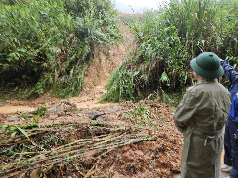 Sạt lở trên tuyến QL 24C khắc phục (2).jpg