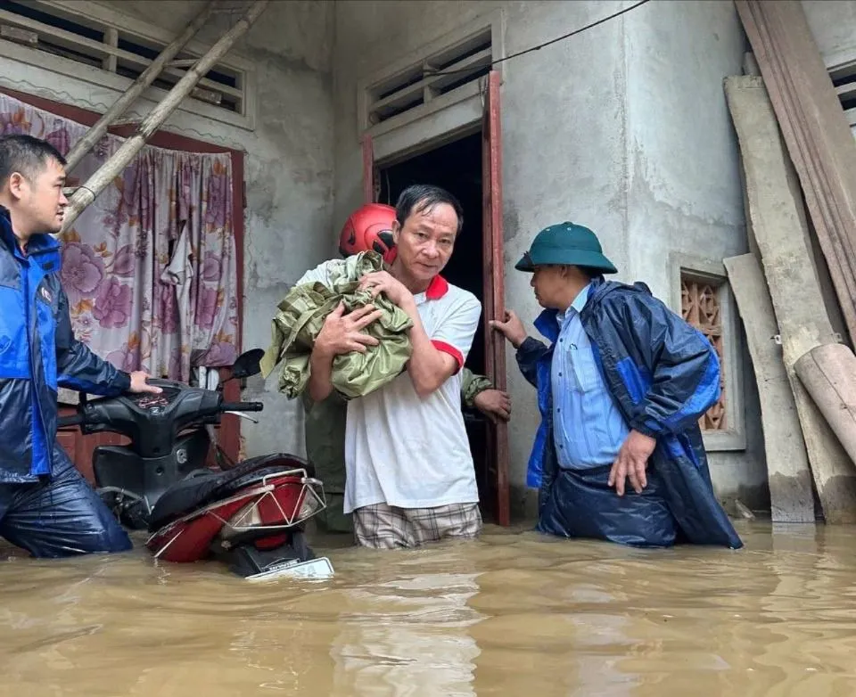 Lực lượng chức năng hỗ trợ người dân di dời tại xã Nghĩa Hành, tỉnh Quảng Ngãi. Ảnh: XÃ NGHĨA HÀNH 574346827_122111826693028590_116160470440702612_n.jpg