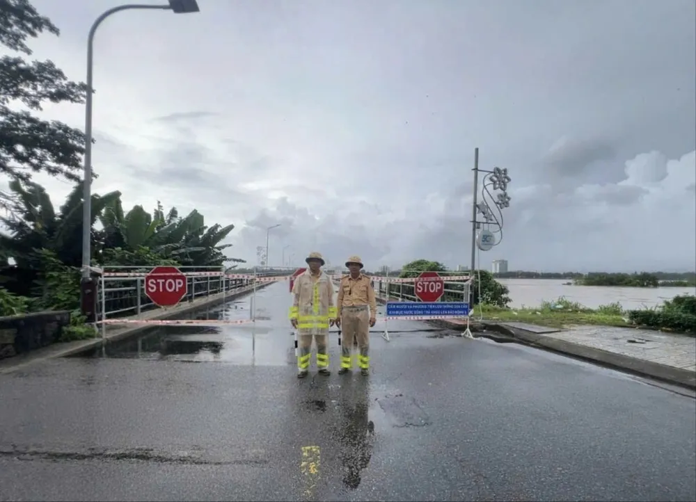 Cầu Trà Khúc bắt qua sông Trà Khúc tạm thời cấm tất cả phương tiện túc trực