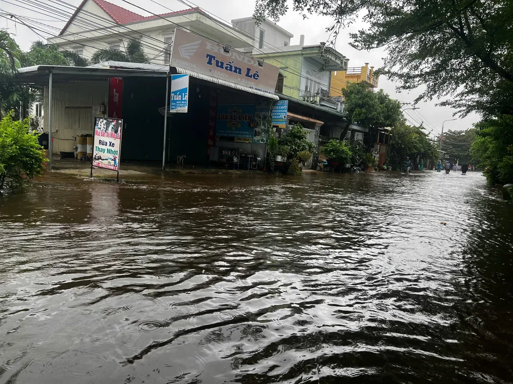 Nước ngập từ 40-50cm so với mặt đường. Ảnh: NGUYỄN TRANG bình dương (10).jpg