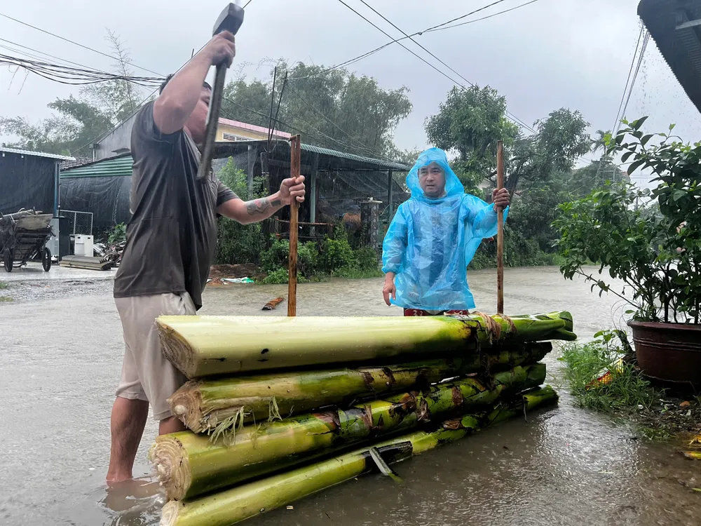 Đóng bè chuối để chuẩn bị phương án di chuyển mùa lũ. Ảnh: NGUYỄN TRANG bình dương (2).jpg