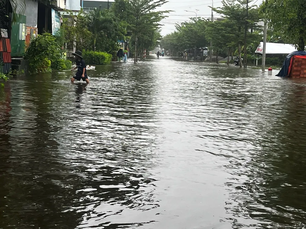 Thôn Mỹ Huệ, xã Bình Sơn nước từ sông tràn vào gây ngập cả tuyến đường. Ảnh: NGUYỄN TRANG bình dương (7).jpg