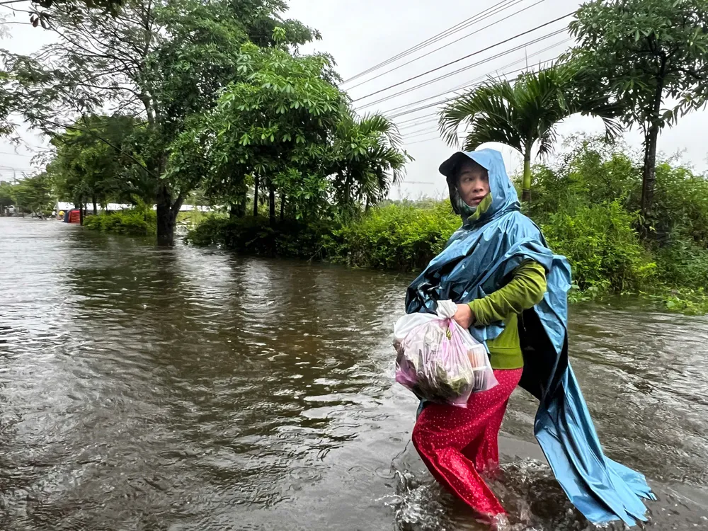 Người dân lo mua lương thực, thực phẩm tích trữ trước khả năng nước sông có khả năng tiếp tục dâng cao. Ảnh: NGUYỄN TRANG bình dương (9).jpg