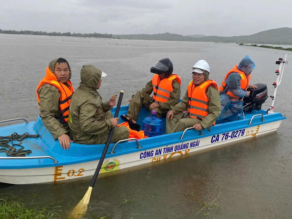 Sử dụng ca nô để vận chuyển nước vào cho người dân. Ảnh: XÃ ĐÔNG SƠN đông sơn (2).jpg