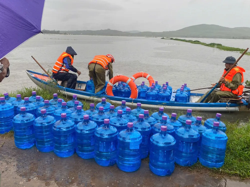 Đưa nước sạch lên thuyền để hỗ trợ cho người dân vùng ngập lụt xã Đông Sơn. Ảnh: XÃ ĐÔNG SƠN đông sơn (5).jpg