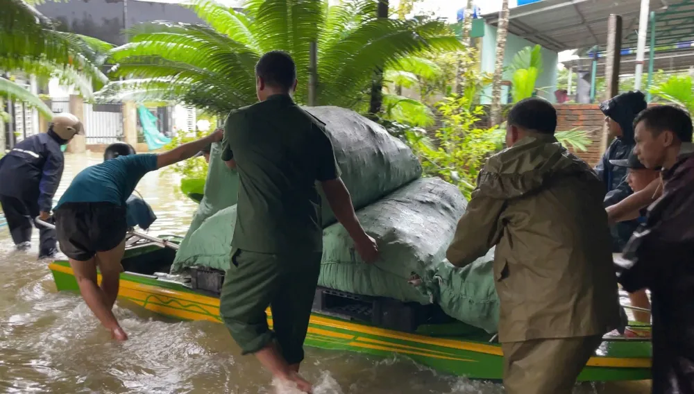 Đưa từng bao quế lên thuyền. Ảnh: C.A ĐÔNG TRÀ BỒNG đông trà bồng (7).jpg