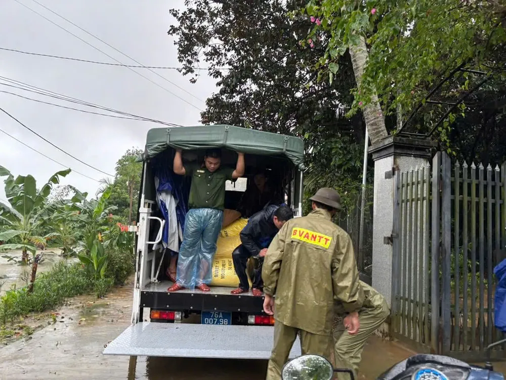 Hỗ trợ di dời nông sản cho người dân khỏi vùng ngập lụt. Ảnh: C.A ĐÔNG TRÀ BỒNG đông trà bồng (9).jpg