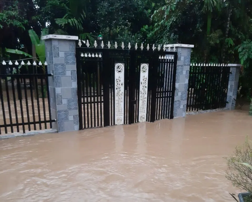 Nước lũ gây ngập nhà dân xã Phước Giang. Ảnh: HỒNG THÁI hành phước (1).jpg