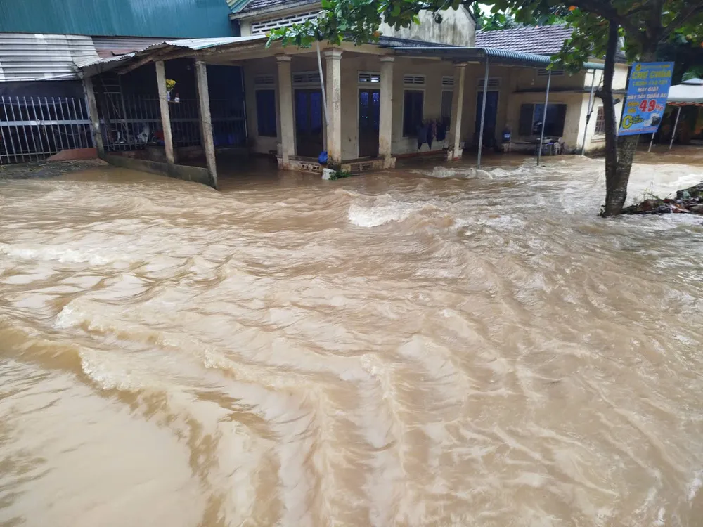 Nước lũ tràn nhà dân ở xã Phước Giang. Ảnh: HỒNG THÁI hành phước (4).jpg