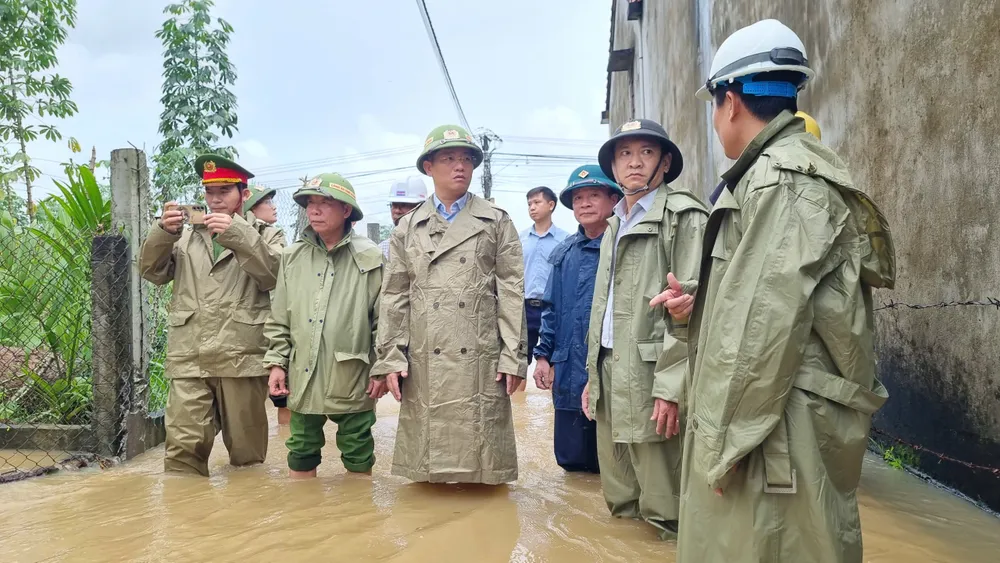 Phó Chủ tịch UBND tỉnh Quảng Ngãi Đỗ Tâm Hiển kiểm tra thực tế ngập lụt xã Nghĩa Hành PCT.jpg