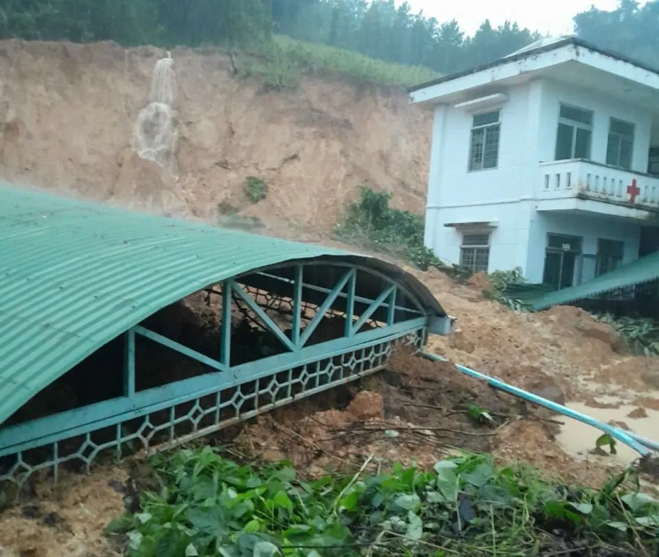 Nhà xe của Trạm y tế Trà Xinh bị đất đá vùi lấp. Ảnh: CHI CỤC THỦY LỢI y tế (5).jpg